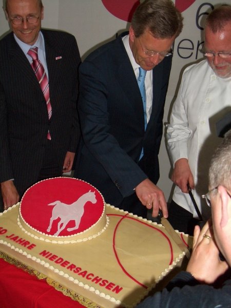 11_ministerpraesident_wulff_torte.jpg