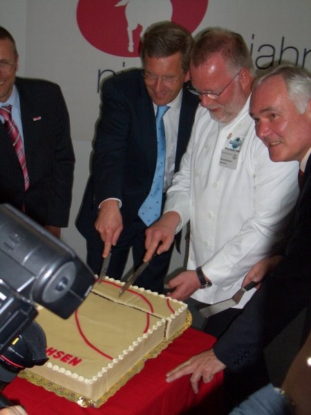 12_ministerpraesident_wulff_torte.jpg