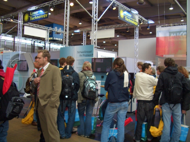 19_schueler_am_stand_lasertechnology.jpg