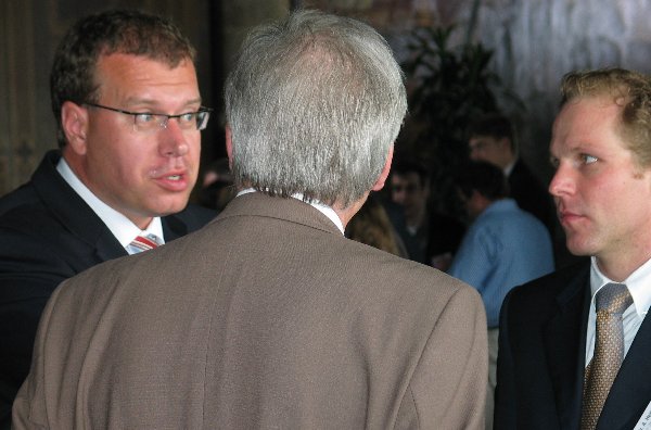 25_prof__tuennermann_im_gespraech_mit_dem_preistraeger.jpg