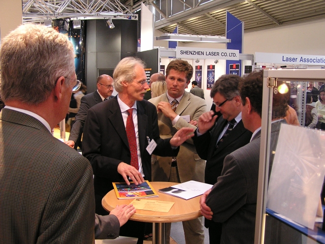 10_gespraeche_am_stand.jpg