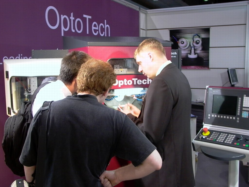 19_besuch_am_optotech_messestand.jpg